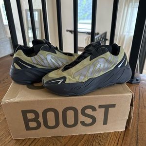 Size Men’s 7.5 Adidas Yeezy 700 Green